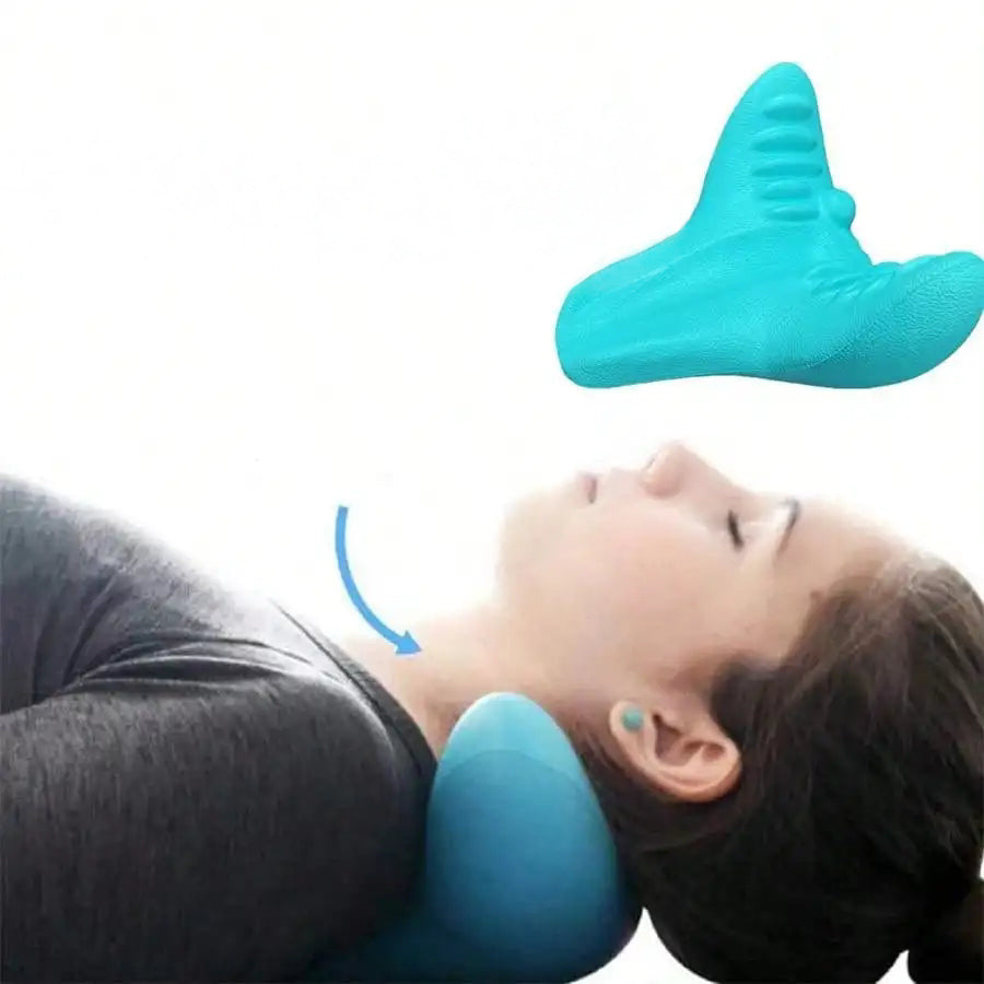 Mujer usando almohada cervical ortopédica memory foam para aliviar dolor de cuello